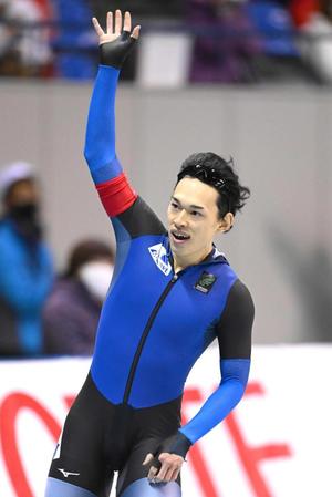 　競技を終えて手を振る小島良太（撮影・堀内翔）