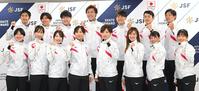 　北京五輪に選出された（前列左から）堀川桃香、押切美沙紀、佐藤綾乃、高木美帆、小平奈緒、郷亜里砂、高木菜那、小坂凜（後列左から）土屋良輔、一戸誠太郎、村上右磨、新浜立也、森重航、小島良太、小田卓朗（撮影・堀内翔）