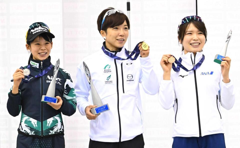 　女子１０００メートルで優勝した小平奈緒。左は２位の高木菜那、右は３位の佐藤綾乃