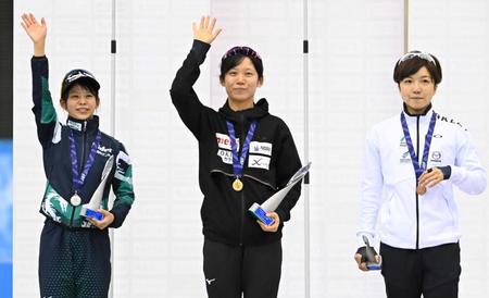 　女子１５００メートルで優勝した高木美帆。左は２位の高木菜那、右は３位の小平奈緒（撮影・堀内翔）