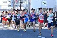 　力走する１区の選手たち（代表撮影）