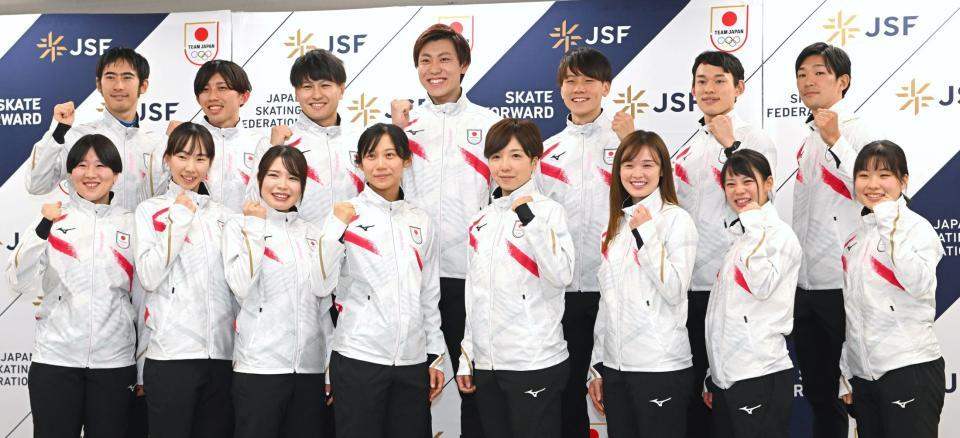 　北京五輪に選出された（前列左から）堀川桃香、押切美沙紀、佐藤綾乃、高木美帆、小平奈緒、郷亜里砂、高木菜那、小坂凜（後列左から）土屋良輔、一戸誠太郎、村上右磨、新浜立也、森重航、小島良太、小田卓朗（撮影・堀内翔）
