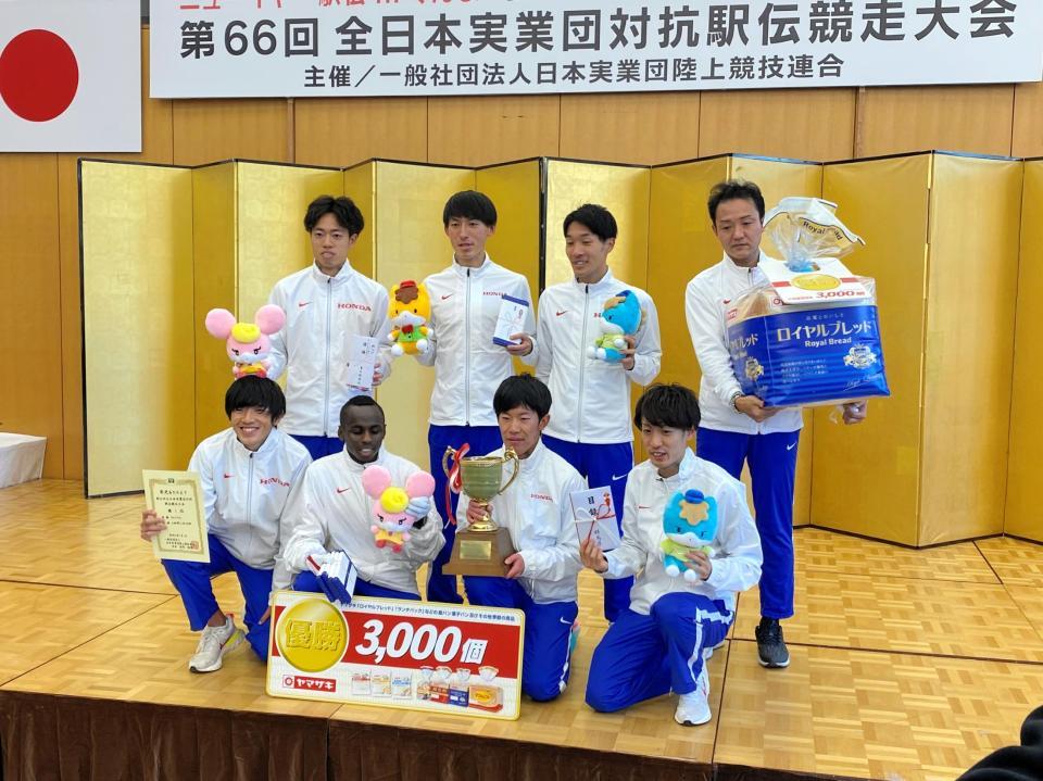 　悲願の初優勝を飾ったホンダ。表彰式は優勝旗なしで行われた＝群馬県庁