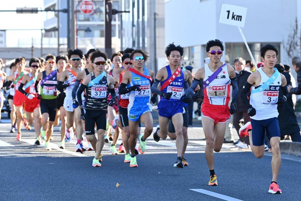 　力走する１区の選手たち（代表撮影）
