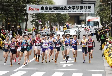　東京箱根間往復大学駅伝で、一斉にスタートする選手たち＝東京・大手町