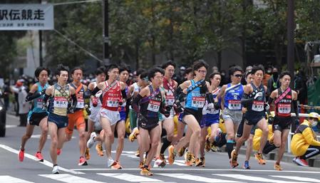 　東京箱根間往復大学駅伝で一斉にスタートする１区の選手たち（撮影・佐々木彰尚）