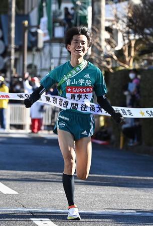 　往路を１位でゴールする青学大・若林（撮影・高石航平）