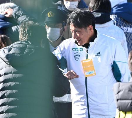 　往路を１位でゴールし、関係者と肘タッチする青学大・原監督（右）＝撮影・高石航平