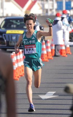 　平塚中継所トップでタスキをつなぐ青学大３区の太田蒼生（代表撮影）