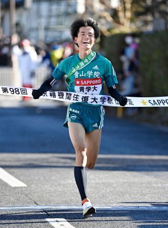 　２年ぶり５度目の往路優勝を果たし、ゴールする青学大の若林宏樹＝神奈川県箱根町