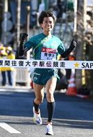 　往路を１位でゴールする青学大・若林（撮影・高石航平）