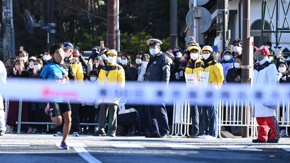 　選手のゴールを見届けようと沿道につめかけた観客（撮影・高石航平）