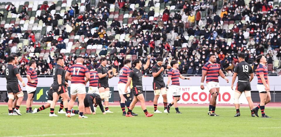 勝利の瞬間、ガッツポーズをする帝京大フィフティーン（撮影・園田高夫）