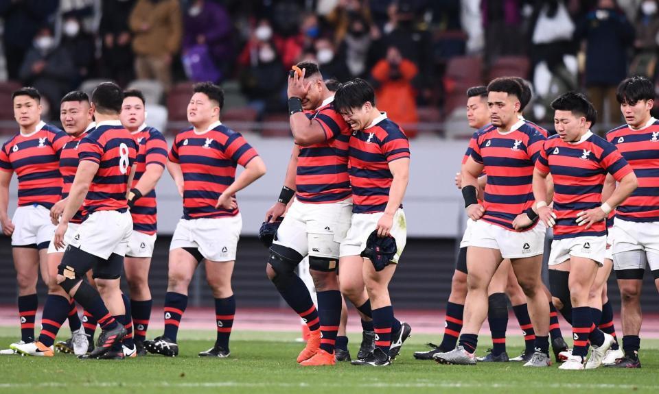 悔し涙を見せる京産大フィフティーン（撮影・園田高夫）