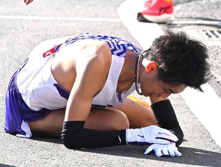 　８区を走り終えて倒れ込む駒大・鈴木芽吹（撮影・堀内翔）