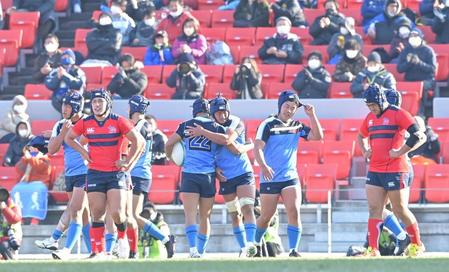 　常翔学園を破り、喜び合う東海大大阪仰星フィフティーン（撮影・高部洋祐）