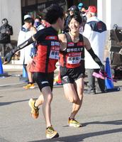 　原秀寿（左）からたすきを受け取る国学院大・木付琳（撮影・伊藤笙子）