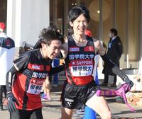 　原秀寿（左）からたすきを受け取る国学院大・木付琳（撮影・伊藤笙子）