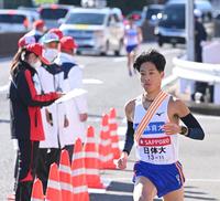 　繰り上げスタート９区の日体大・大内宏樹。後方は８区の九嶋大雅（撮影・堀内翔）