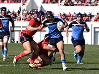 　前半、東海大大阪仰星・中俊一朗がタックルを受けながらもトライを奪う（撮影・山口登）