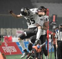 ２Ｑ、タッチダウンを決め喜ぶ富士通・松井理己（撮影・金田祐二）