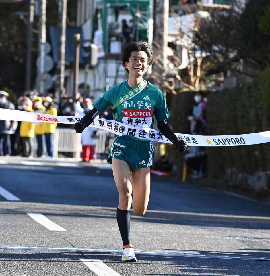 　往路を１位でゴールする青学大・若林（撮影・高石航平）