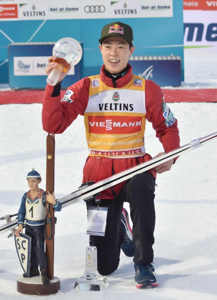 　Ｗ杯男子個人第１１戦を兼ねたジャンプ週間第２戦を制し、笑顔の小林陵侑（共同）