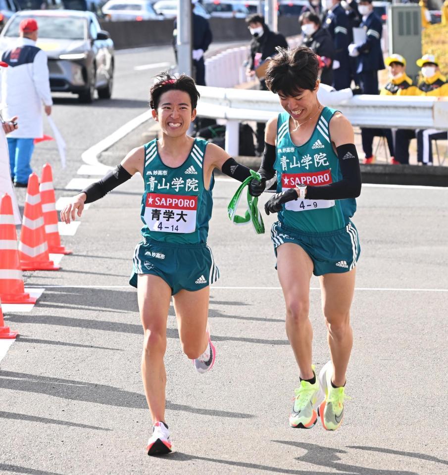 　８区の青学大・佐藤一世から９区の中村唯翔にたすきを渡す（撮影・堀内翔）