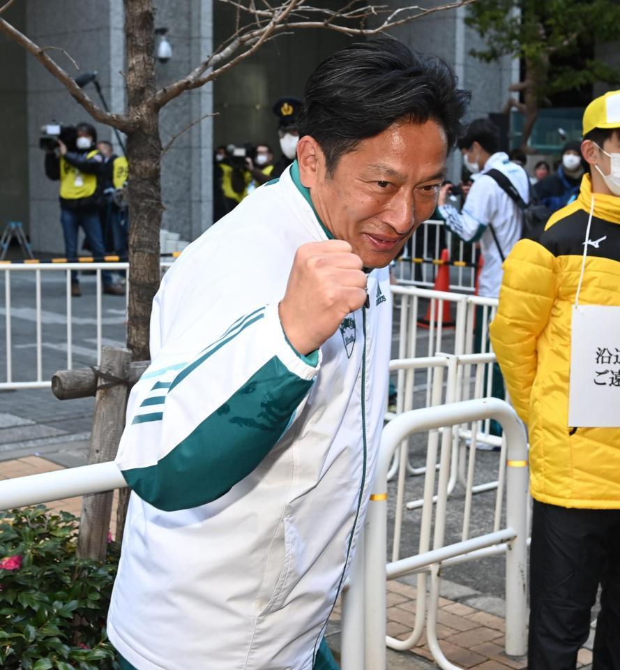 　完全優勝を果たし、ガッツポーズの青学大・原監督（撮影・高石航平）