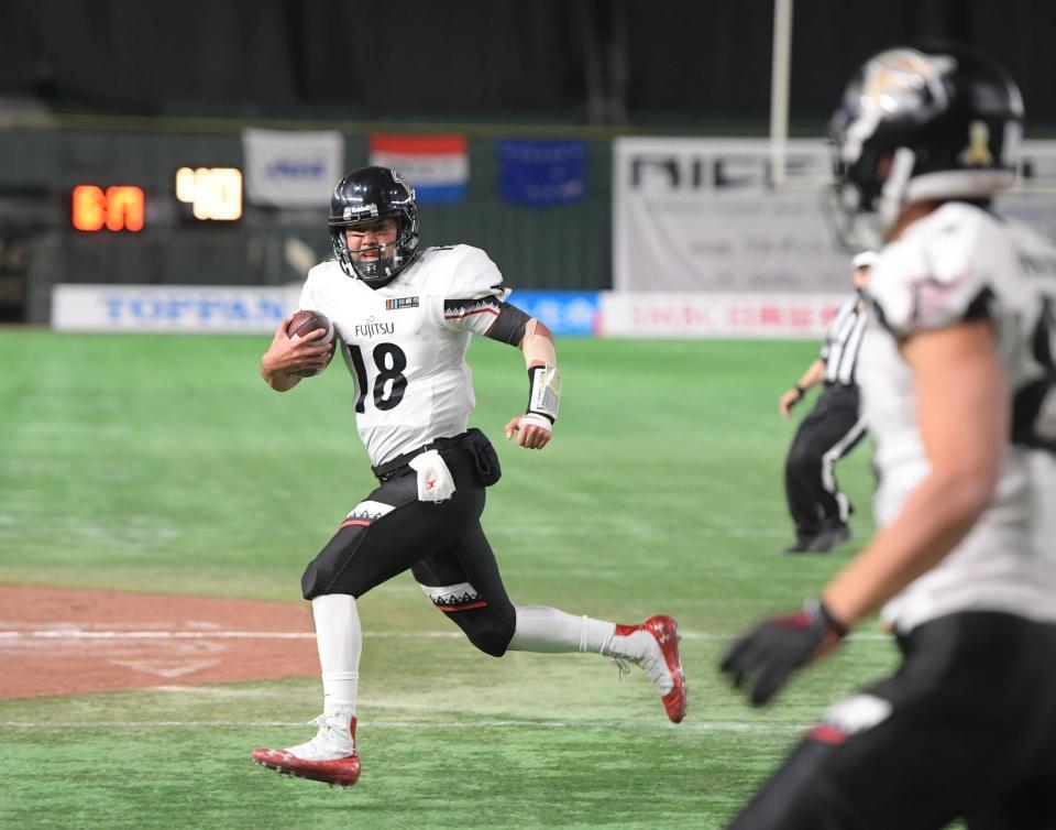 ２Ｑ、タッチダウンをきめる富士通ＱＢ・高木翼（撮影・金田祐二）
