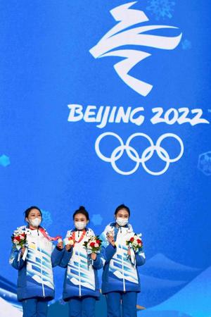 　北京冬季五輪の表彰式会場で、リハーサルに参加したスタッフら（共同）