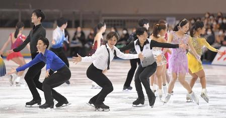 本田真凜（右から２人目）らと共に華麗な演技を見せる宇野昌磨（中央）＝撮影・高部洋祐