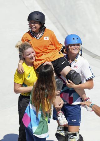 　東京五輪のスケートボード女子パーク決勝で、選手たちに担がれる岡本碧優＝２０２１年８月、有明アーバンスポーツパーク