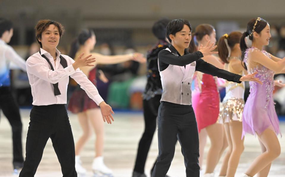 本田真凜（右端）らと共に熱演する宇野昌磨（左端）＝日本ガイシアリーナ（撮影・高部洋祐）