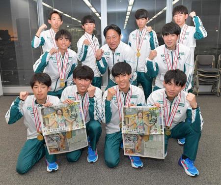 　箱根駅伝優勝から一夜明け、デイリースポーツ一面を掲げる青学大のメンバー（撮影・佐々木彰尚）