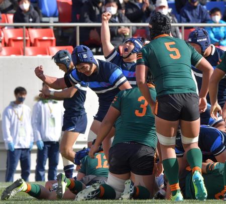 　前半、トライし沸く東海大大阪仰星フィフティーン（撮影・神子素慎一）
