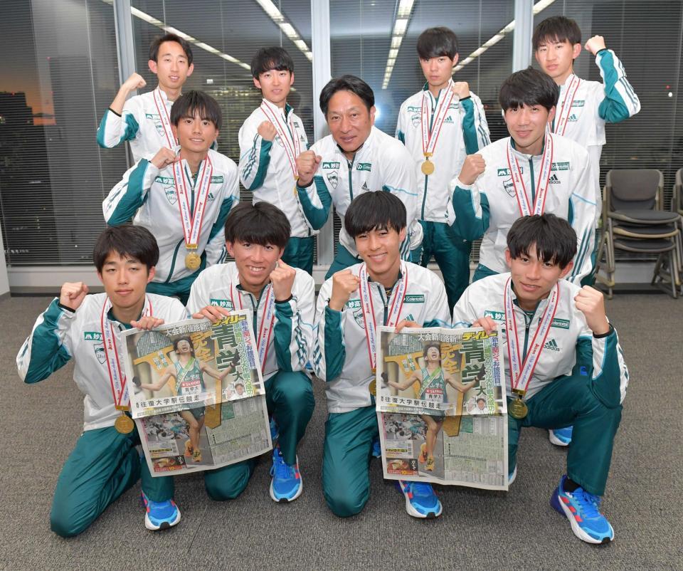 　箱根駅伝優勝から一夜明け、デイリースポーツ一面を掲げる青学大のメンバー（撮影・佐々木彰尚）