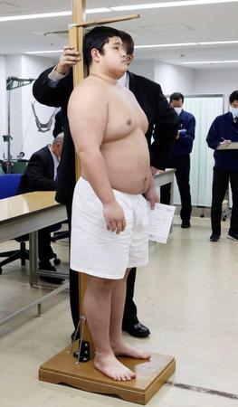 　新弟子検査で身長を測る竹田章一郎（日本相撲協会提供）