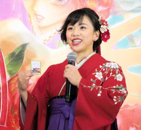 大吉に該当する札を引き当て喜ぶ村上茉愛さん＝東京・松屋銀座