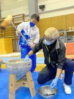 　餅つきをする北園丈琉