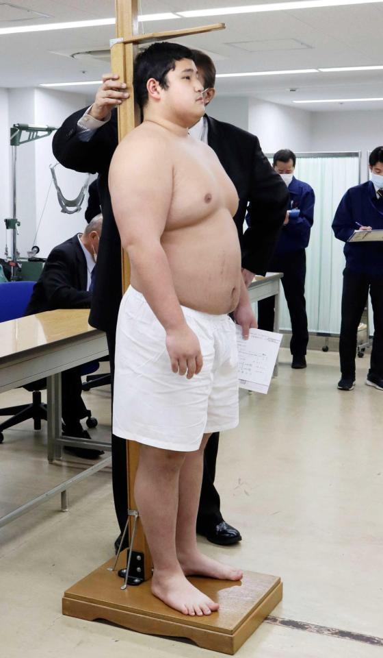 　新弟子検査で身長を測る竹田章一郎（日本相撲協会提供）