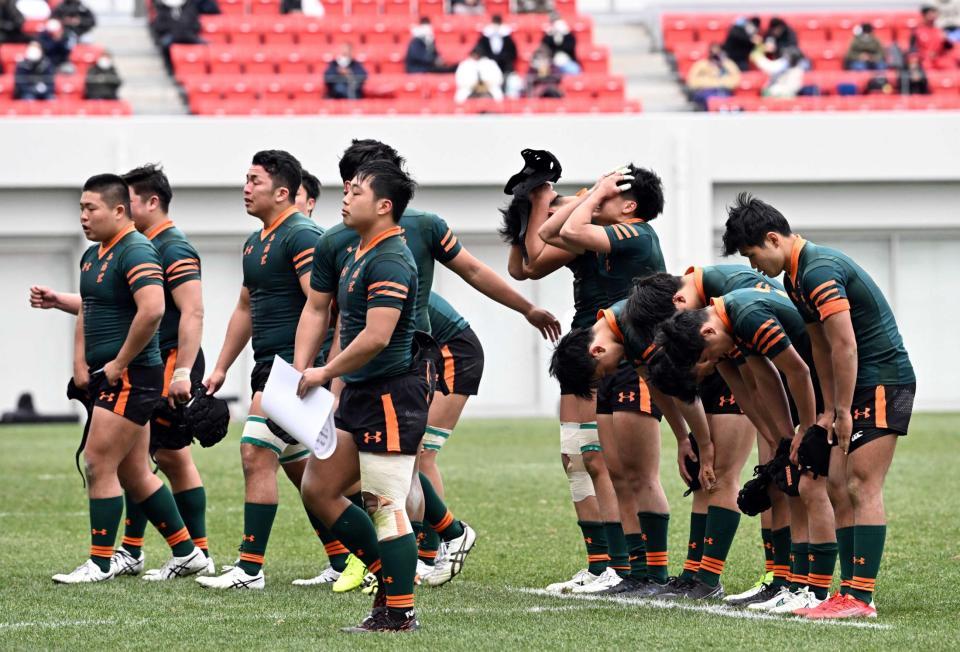 　東海大大阪仰星に敗れ、肩を落とす東福岡フィフティーン