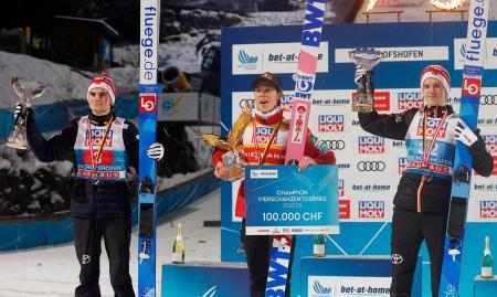 　ノルディックスキーのジャンプ週間で２度目の総合優勝を果たした小林陵侑（中央）＝６日、オーストリア・ビショフスホーフェン（ゲッティ＝共同）