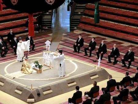 土俵祭に出席した日本相撲協会の八角理事長（右列中央）ら＝両国国技館