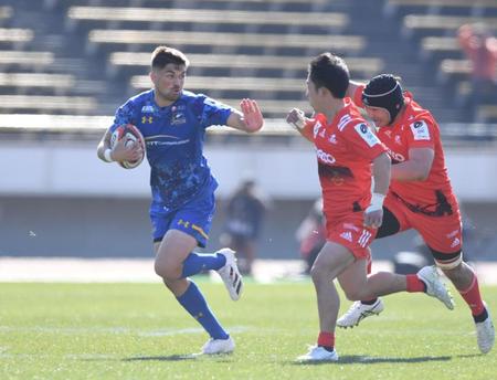 　後半、ディフェンスをかわし突進する浦安のオテレ・ブラック（左）＝撮影・石井剣太郎