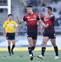 前半１５分、２本目のＰＧを決めた横浜Ｅ・田村優（中央）＝柏の葉公園総合競技場（撮影・西岡正）