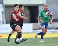 　前半、パスを出す横浜・田村優（右は東葛・レメキ）＝撮影・西岡正