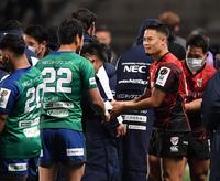 　開幕戦で勝利し、東葛の選手と握手を交わす横浜・田村優＝撮影・西岡正