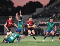 　後半、突進する横浜・田村優（中央）＝撮影・西岡正