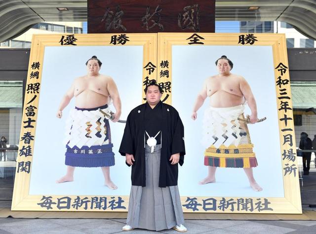 照ノ富士に優勝額を贈呈　１０３年ぶりの記録へ「いい相撲を見せて頑張ります」